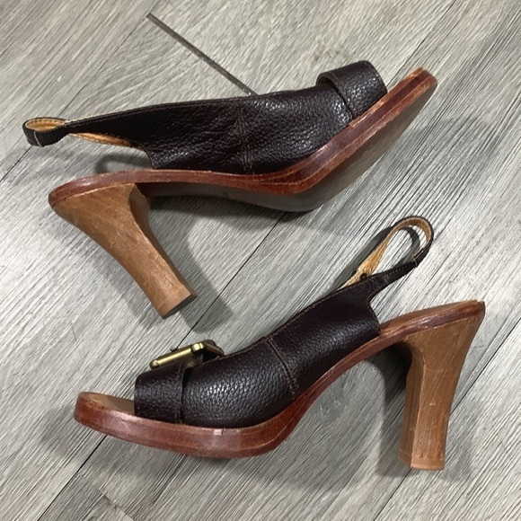 Maneesilp Handmade Deep Brown Leather Wood Heel Sandals with Gold Details - Picture 9 of 12